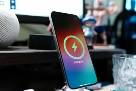 铁锋苹果15换屏服务分享用什么充电器给iPhone15充电更好 